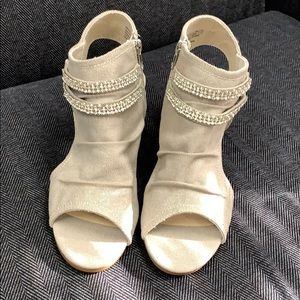 Linen & Rhinestone Sandes. 2 1/2 “ block heels 7.5